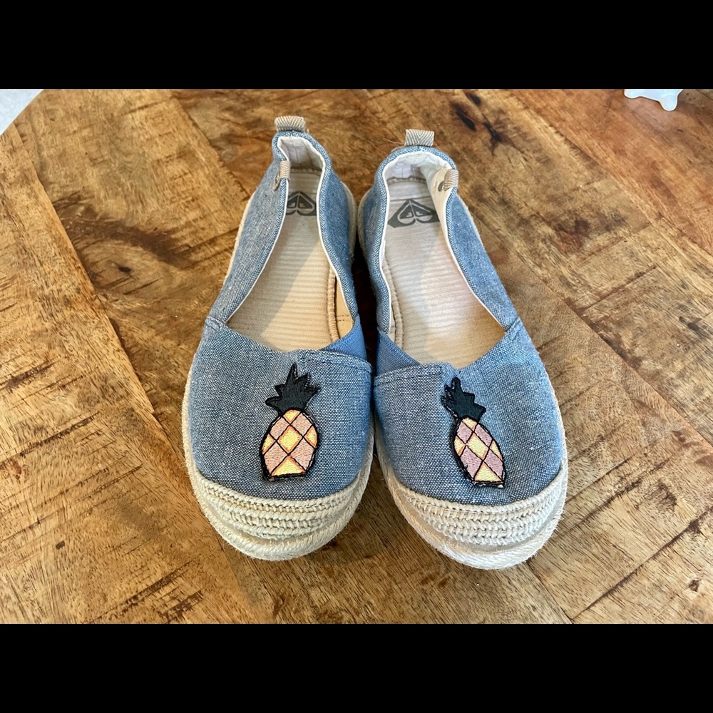 Roxy pineapple slip-ons